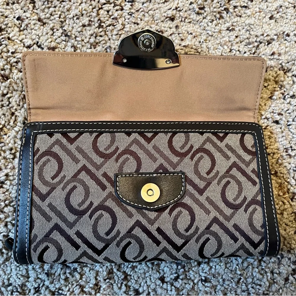 Liz Claiborne Tan and Black Patterned Clutch - Picture 2 of 7